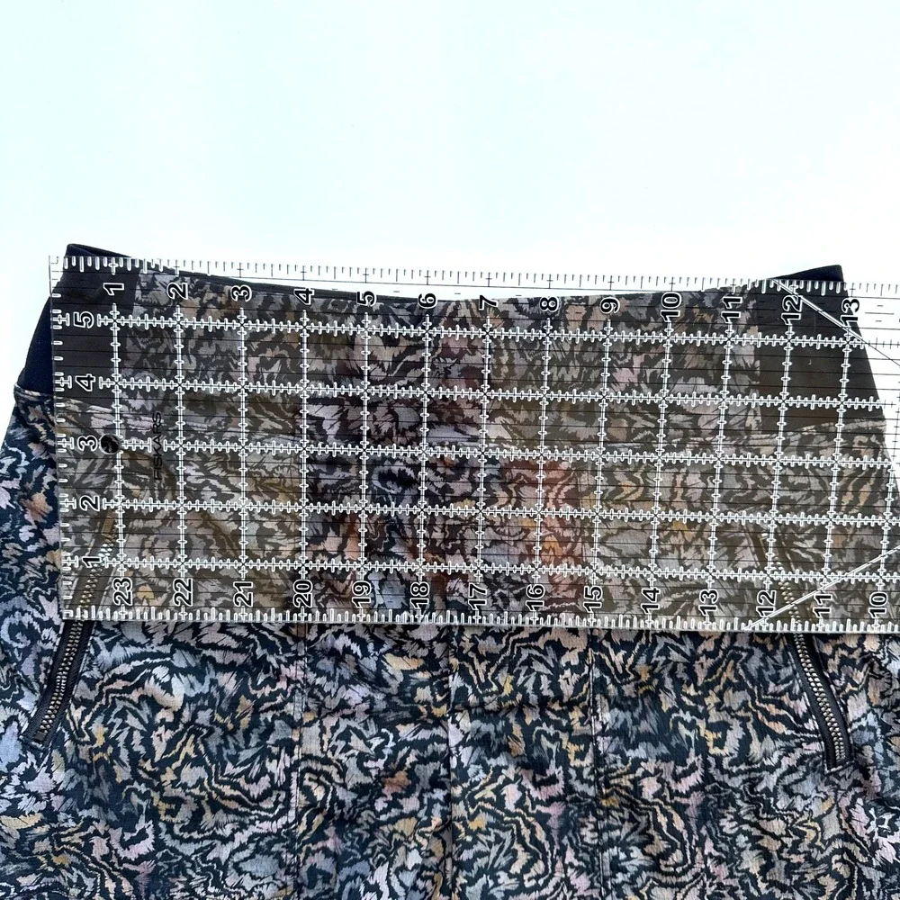 Athleta Trekkie Shorts Women's Abstract Printed-Zip Pocket-Elastic Waist-Sze 2/S